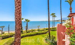 Verfijnd, eerstelijnsstrand appartement te koop in een exclusief complex op de New Golden Mile, Marbella - Estepona 69990 