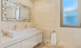 Ruime villa met Andalusische charme te koop, eerstelijnstrand ten oosten van Marbella centrum 70288 