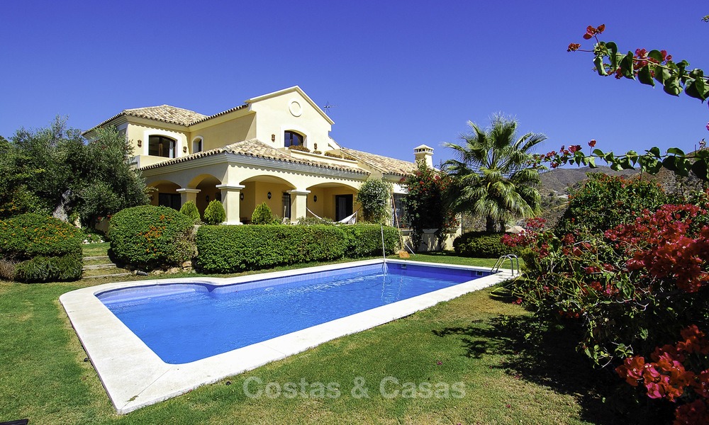 Luxe villa te koop in een gated golf resort Marbella - Benahavis 14076
