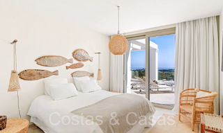Sfeervol hedendaags Mediterraan luxe penthouse te koop met onbelemmerd panoramisch uitzicht in Nueva Andalucia, Marbella 71953 