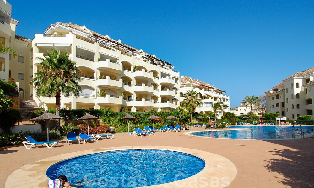 Luxe appartementen te koop aan of vlak bij het strand in Elviria, Marbella oost 31041