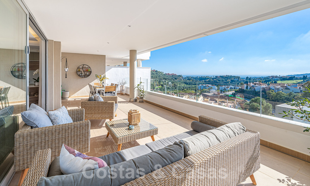 Moderne luxe appartementen te koop met zeezicht in een beveiligde urbanisatie in het vooraanstaande Benahavis - Marbella 805294