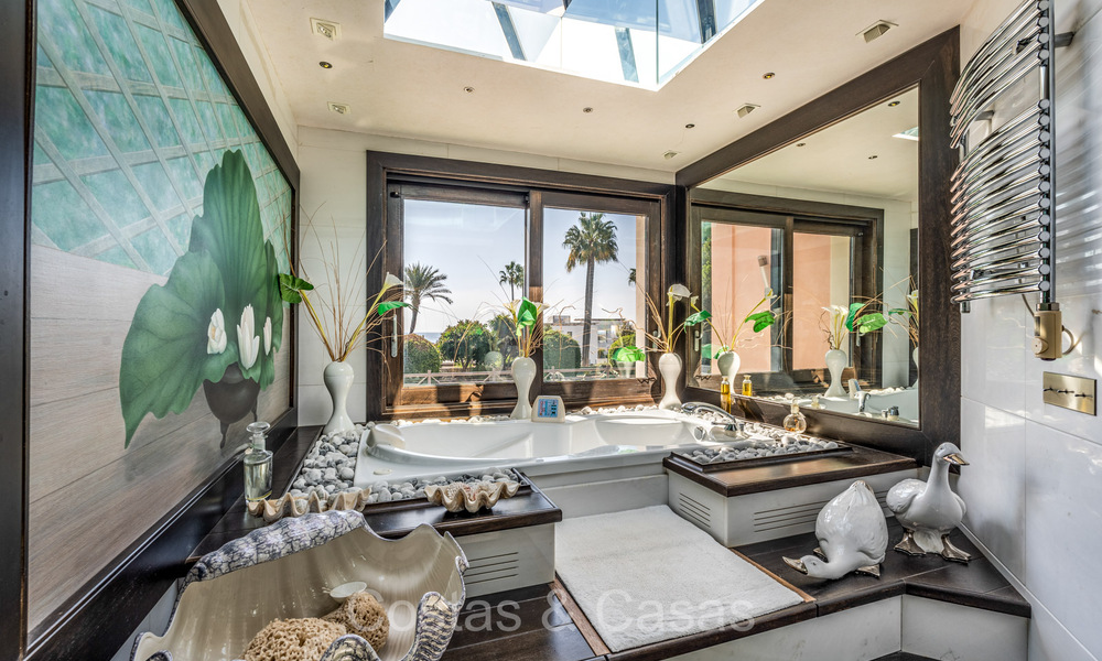 Indrukwekkende luxevilla te koop op een steenworp afstand van het strand op de New Golden Mile tussen Marbella en Estepona 74254