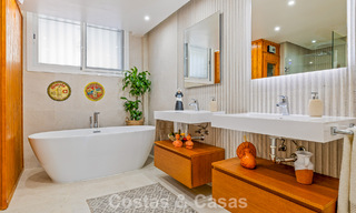 Ruim huis te koop, met uitgestrekte buitenruimtes in een gated complex in Nueva Andalucia, Marbella 74673 