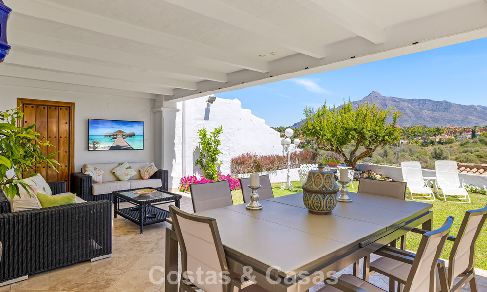 Ruim huis te koop, met uitgestrekte buitenruimtes in een gated complex in Nueva Andalucia, Marbella 74676