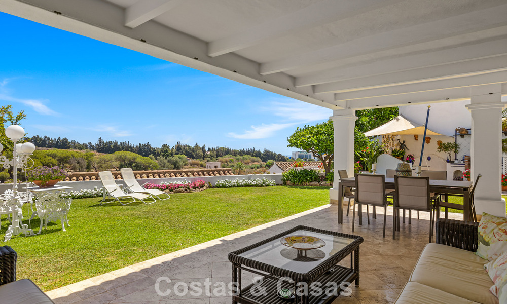 Ruim huis te koop, met uitgestrekte buitenruimtes in een gated complex in Nueva Andalucia, Marbella 74677