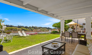 Ruim huis te koop, met uitgestrekte buitenruimtes in een gated complex in Nueva Andalucia, Marbella 74677 