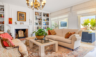 Ruim huis te koop, met uitgestrekte buitenruimtes in een gated complex in Nueva Andalucia, Marbella 74679 