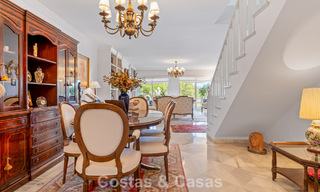 Ruim huis te koop, met uitgestrekte buitenruimtes in een gated complex in Nueva Andalucia, Marbella 74686 