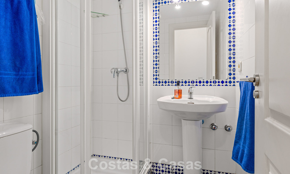 Ruim huis te koop, met uitgestrekte buitenruimtes in een gated complex in Nueva Andalucia, Marbella 74689