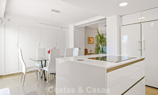 Ruim huis te koop, met uitgestrekte buitenruimtes in een gated complex in Nueva Andalucia, Marbella 74692 