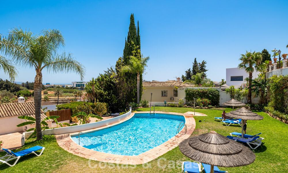 Ruim huis te koop, met uitgestrekte buitenruimtes in een gated complex in Nueva Andalucia, Marbella 74693