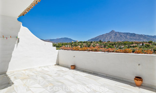 Ruim huis te koop, met uitgestrekte buitenruimtes in een gated complex in Nueva Andalucia, Marbella 74694 