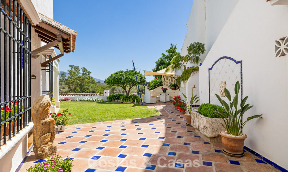 Ruim huis te koop, met uitgestrekte buitenruimtes in een gated complex in Nueva Andalucia, Marbella 74695