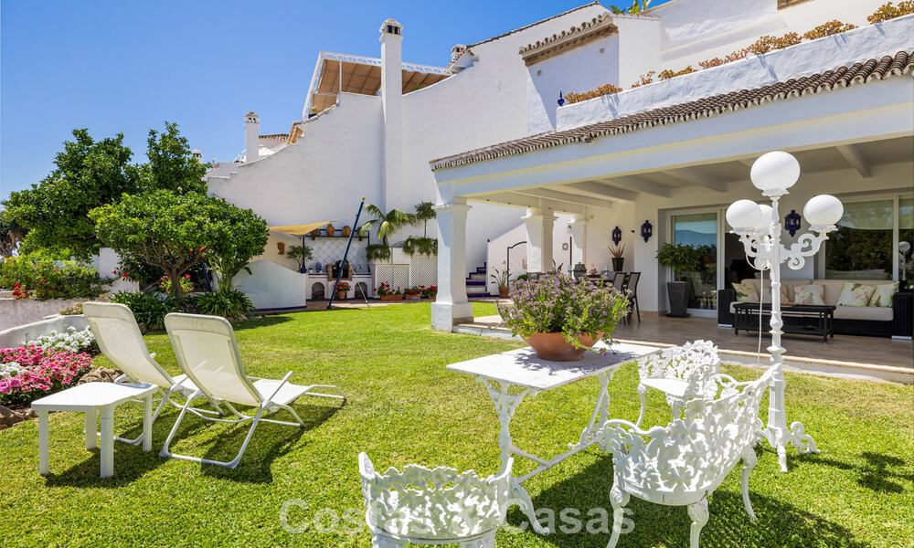 Ruim huis te koop, met uitgestrekte buitenruimtes in een gated complex in Nueva Andalucia, Marbella 74701