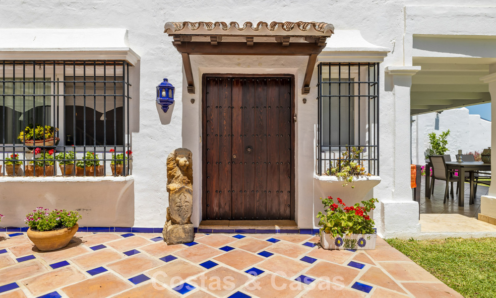 Ruim huis te koop, met uitgestrekte buitenruimtes in een gated complex in Nueva Andalucia, Marbella 74703