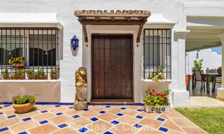 Ruim huis te koop, met uitgestrekte buitenruimtes in een gated complex in Nueva Andalucia, Marbella 74703 