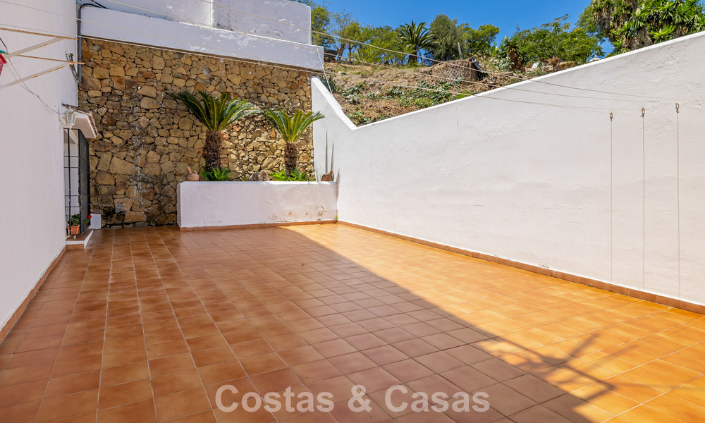 Ruim huis te koop, met uitgestrekte buitenruimtes in een gated complex in Nueva Andalucia, Marbella 74704
