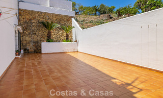 Ruim huis te koop, met uitgestrekte buitenruimtes in een gated complex in Nueva Andalucia, Marbella 74704 