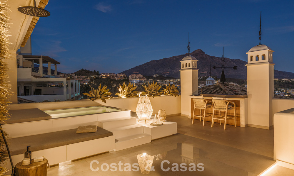 Prestigieus gerenoveerd penthouse met panoramisch zeezicht te koop in Nueva Andalucia’s golfvallei, Marbella 773610