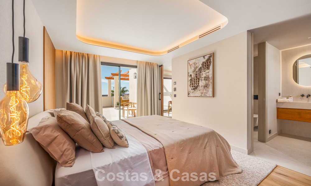 Prestigieus gerenoveerd penthouse met panoramisch zeezicht te koop in Nueva Andalucia’s golfvallei, Marbella 773627
