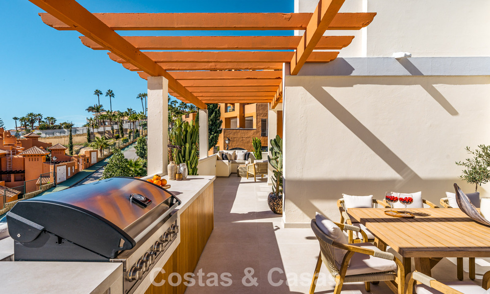Prestigieus gerenoveerd penthouse met panoramisch zeezicht te koop in Nueva Andalucia’s golfvallei, Marbella 773631