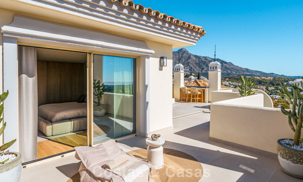 Prestigieus gerenoveerd penthouse met panoramisch zeezicht te koop in Nueva Andalucia’s golfvallei, Marbella 773636