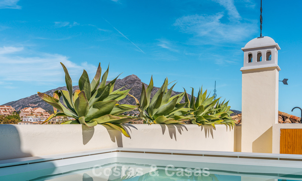 Prestigieus gerenoveerd penthouse met panoramisch zeezicht te koop in Nueva Andalucia’s golfvallei, Marbella 773641