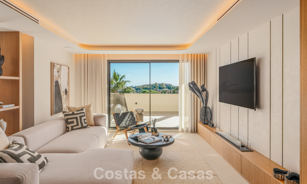 Prestigieus gerenoveerd penthouse met panoramisch zeezicht te koop in Nueva Andalucia’s golfvallei, Marbella 773642