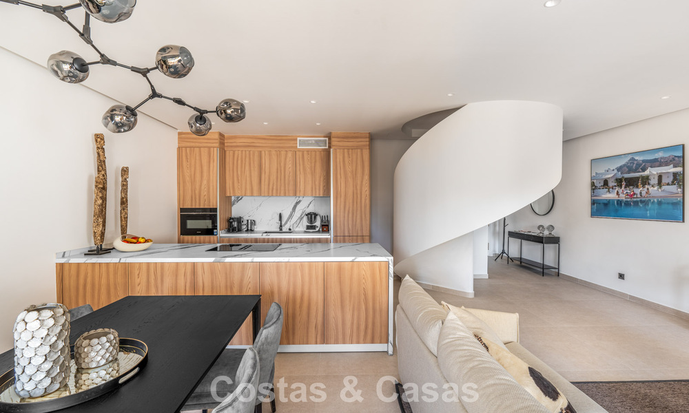 Ruim, eigentijds gerenoveerd penthouse te koop in Nueva Andalucia’s golfvallei, Marbella 774258