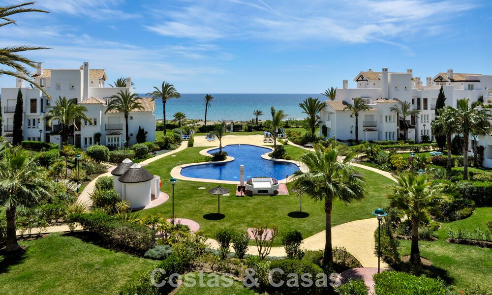 Luxueus gerenoveerd appartement met zeezicht te koop in een exclusief strandcomplex in Los Monteros, Marbella Oost 776644