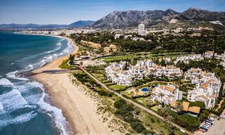 Luxueus gerenoveerd appartement met zeezicht te koop in een exclusief strandcomplex in Los Monteros, Marbella Oost 778331 