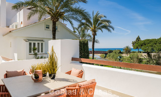 Luxueus gerenoveerd appartement met zeezicht te koop in een exclusief strandcomplex in Los Monteros, Marbella Oost 778336 