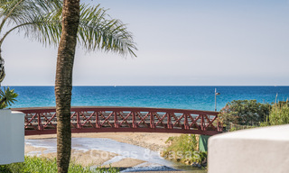 Luxueus gerenoveerd appartement met zeezicht te koop in een exclusief strandcomplex in Los Monteros, Marbella Oost 778338 