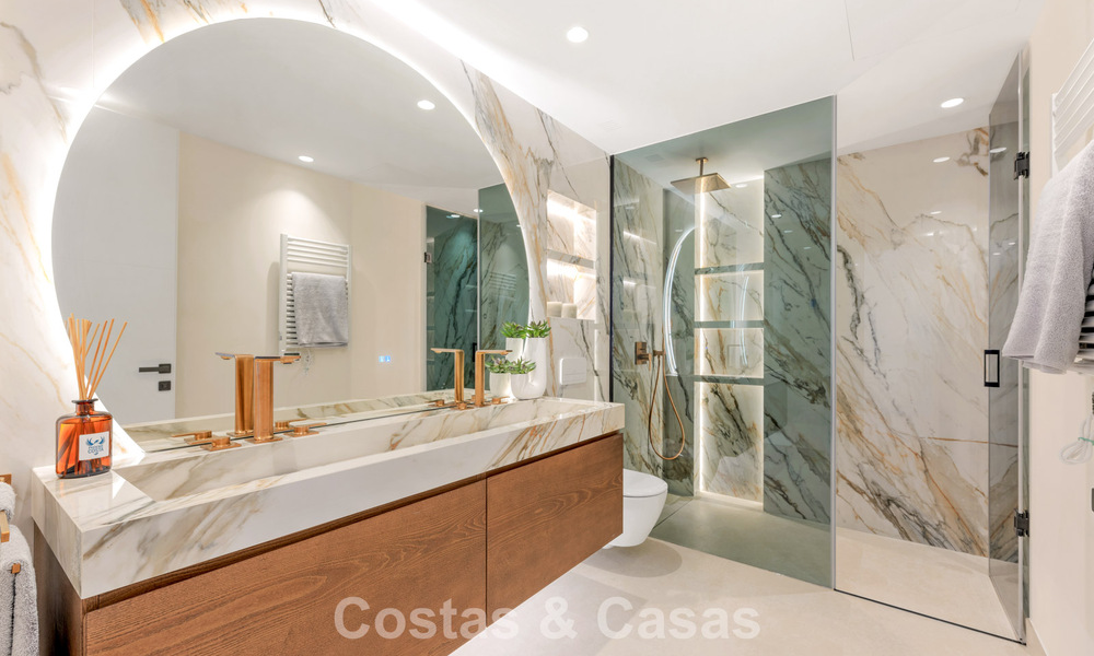 Luxueus gerenoveerd appartement met zeezicht te koop in een exclusief strandcomplex in Los Monteros, Marbella Oost 778360