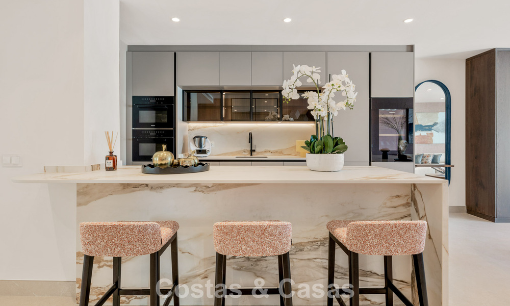 Luxueus gerenoveerd appartement met zeezicht te koop in een exclusief strandcomplex in Los Monteros, Marbella Oost 778363