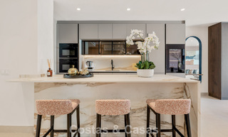 Luxueus gerenoveerd appartement met zeezicht te koop in een exclusief strandcomplex in Los Monteros, Marbella Oost 778363 