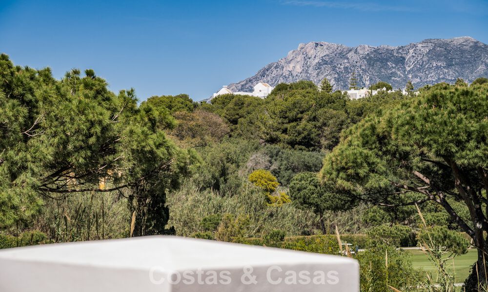Luxueus gerenoveerd appartement met zeezicht te koop in een exclusief strandcomplex in Los Monteros, Marbella Oost 778364