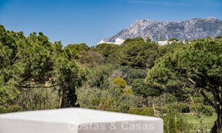 Luxueus gerenoveerd appartement met zeezicht te koop in een exclusief strandcomplex in Los Monteros, Marbella Oost 778364 