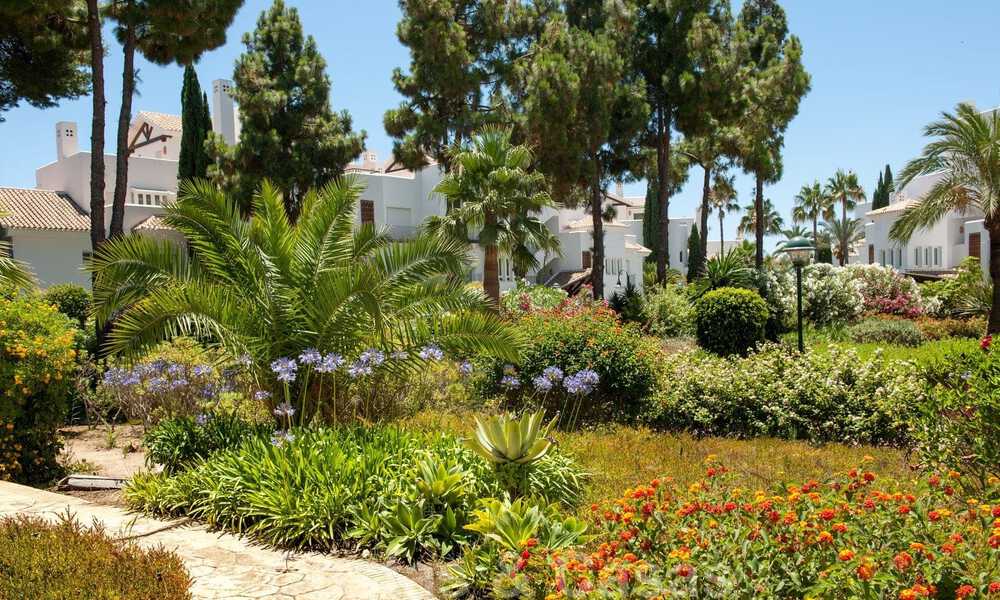 Stijlvol gerenoveerd appartement met zeezicht te koop in een exclusief strandcomplex in Los Monteros, Marbella Oost 776366