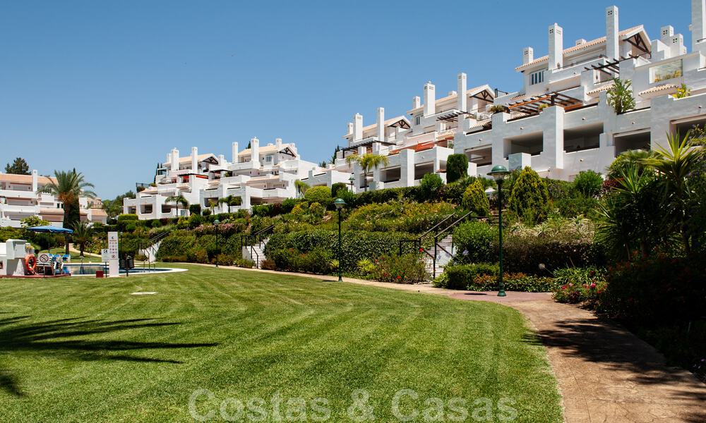 Stijlvol gerenoveerd appartement met zeezicht te koop in een exclusief strandcomplex in Los Monteros, Marbella Oost 776367