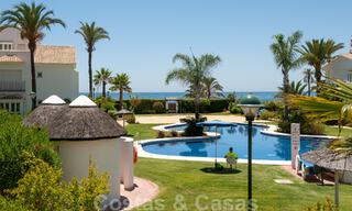 Stijlvol gerenoveerd appartement met zeezicht te koop in een exclusief strandcomplex in Los Monteros, Marbella Oost 776369 