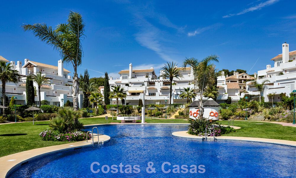 Stijlvol gerenoveerd appartement met zeezicht te koop in een exclusief strandcomplex in Los Monteros, Marbella Oost 776651