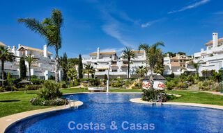 Stijlvol gerenoveerd appartement met zeezicht te koop in een exclusief strandcomplex in Los Monteros, Marbella Oost 776651 