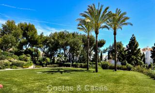 Stijlvol gerenoveerd appartement met zeezicht te koop in een exclusief strandcomplex in Los Monteros, Marbella Oost 776653 