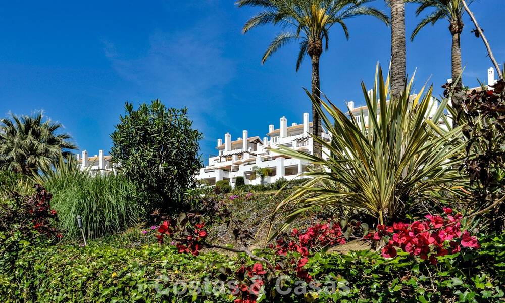 Stijlvol gerenoveerd appartement met zeezicht te koop in een exclusief strandcomplex in Los Monteros, Marbella Oost 776654