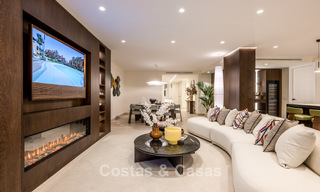 Stijlvol gerenoveerd appartement met zeezicht te koop in een exclusief strandcomplex in Los Monteros, Marbella Oost 778378 