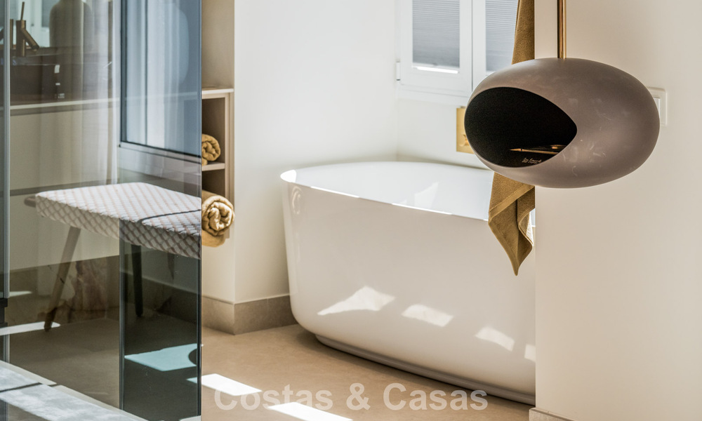 Stijlvol gerenoveerd appartement met zeezicht te koop in een exclusief strandcomplex in Los Monteros, Marbella Oost 778379
