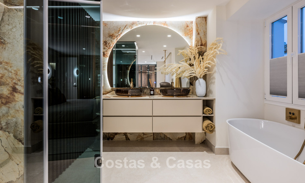 Stijlvol gerenoveerd appartement met zeezicht te koop in een exclusief strandcomplex in Los Monteros, Marbella Oost 778383