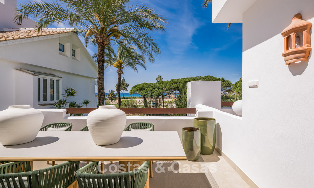 Stijlvol gerenoveerd appartement met zeezicht te koop in een exclusief strandcomplex in Los Monteros, Marbella Oost 778384